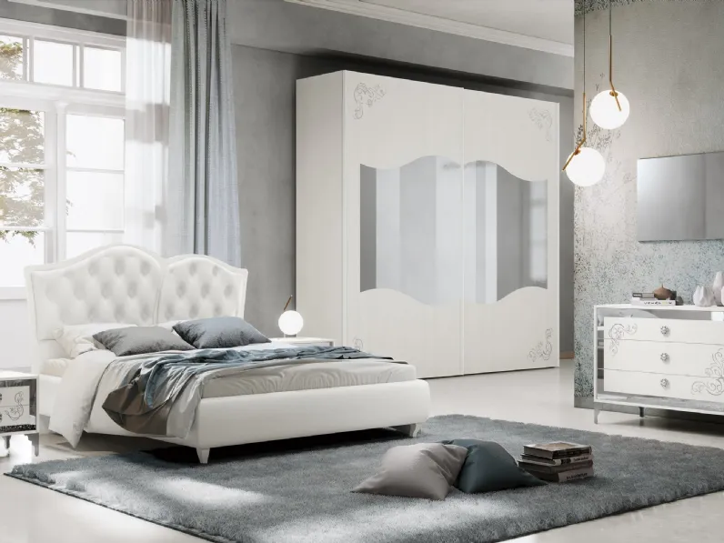 Armadio con ante scorrevoli in Frassino Bianco e decori in vetro glitter Argento con fascia a specchio Stopsol Fanny di Adriatica