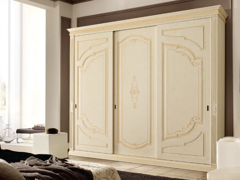 Armadio a muro Ambra finitura Antiquariato con sovracolore Ocra di Ferretti e Ferretti