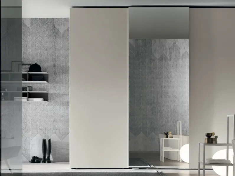 Armadio con anta scorrevole Gola in laccato opaco madreperla e specchio argentato di Tomasella