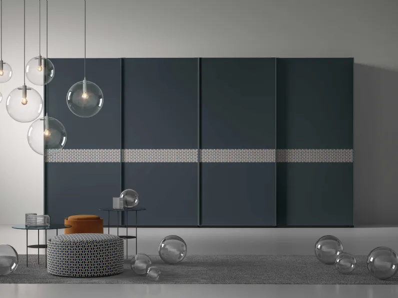 Armadio Anta Scorrevole in laccato opaco blu ombra e fascia orizzontale in vetro con stampa digitale di Tumidei