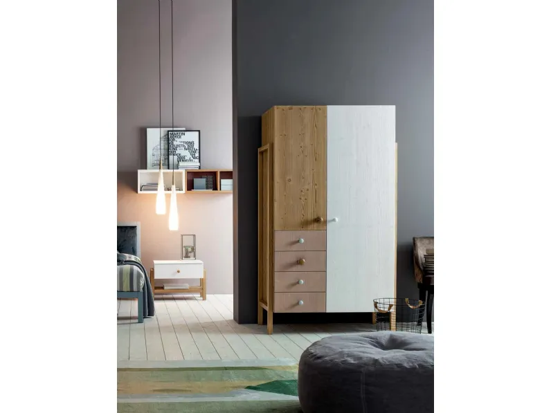 Armadio con ante battenti e cassettiera in legno massello con tre finiture diverse Argon di Callesella
