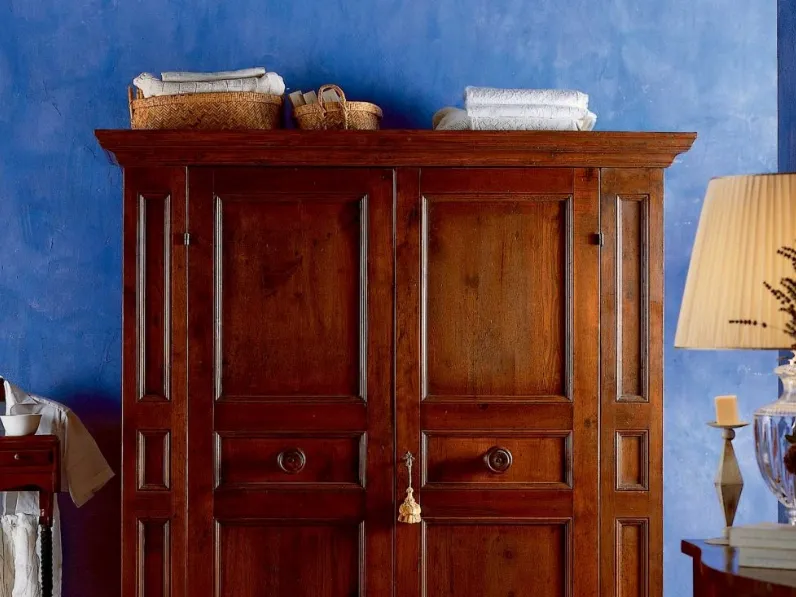 Armadio classico in legno massello a due ante battenti 518 di Paganelli