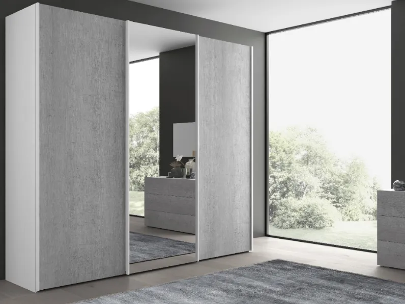 Armadio con ante scorrevoli 04 effetto cemento con anta centrale a specchio di Felver