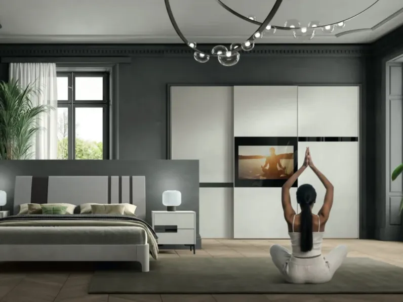 Armadio con ante scorrevoli Chorus Mirror TV in melaminico cemento corda con intarsi in laccato lucido nero e vetro con TV di Artigianmobili