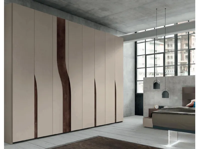 Armadio con ante battenti Swing in melaminico gessato canapa con inserti e gola in laccato ossido bronzo di Artigianmobili