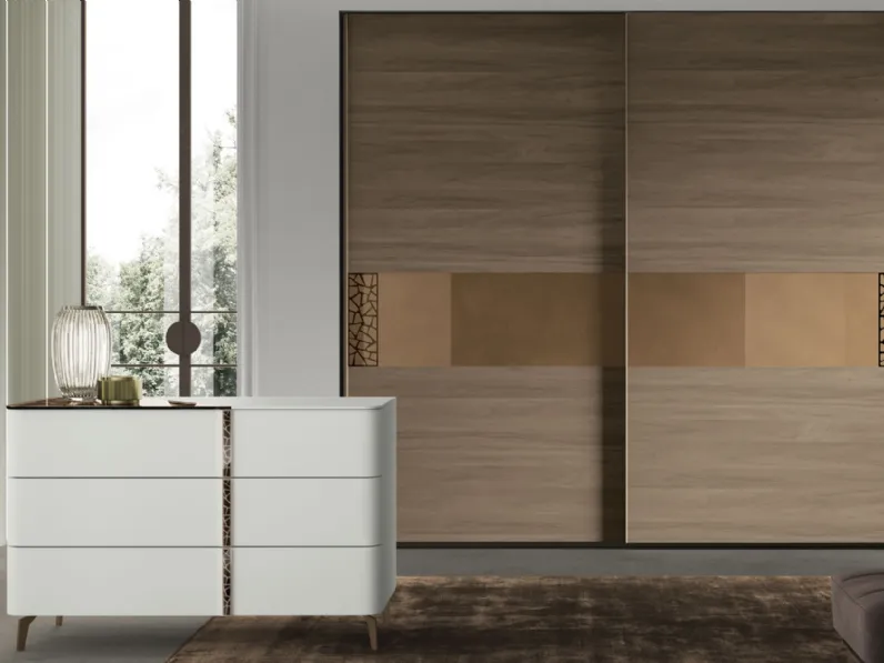 Armadio con ante scorrevoli Batik in Legno con inserto in vetro con decoro di Artigianmobili