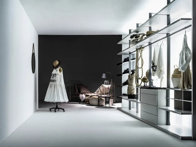 Cabina Armadio a Vista Freedhome in laccato bianco opaco sorretta da montanti di Caccaro