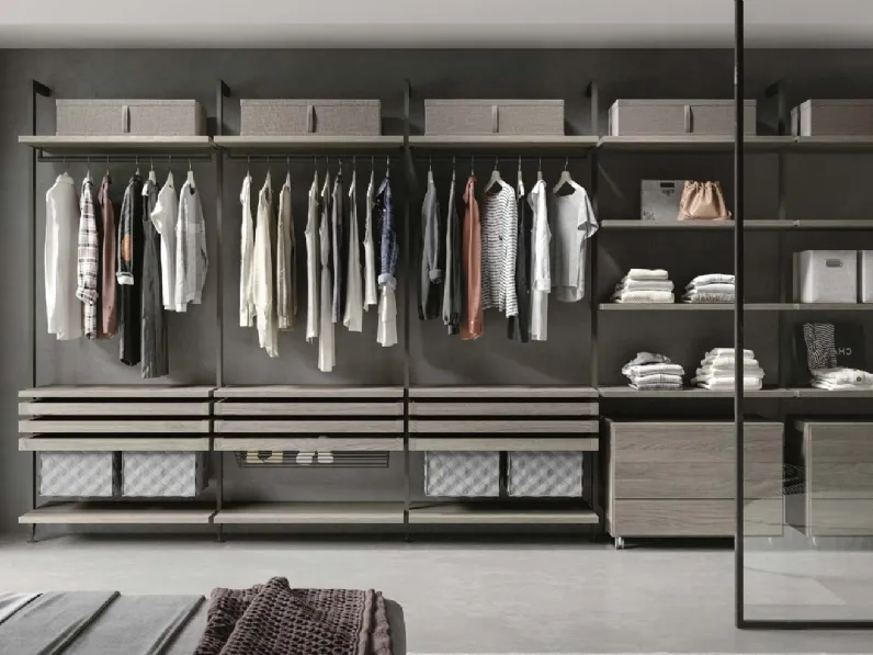 Cabina Armadio Rod finitura Olmo Cenere con montanti a parete in alluminio verniciati piombo metal di Archimede