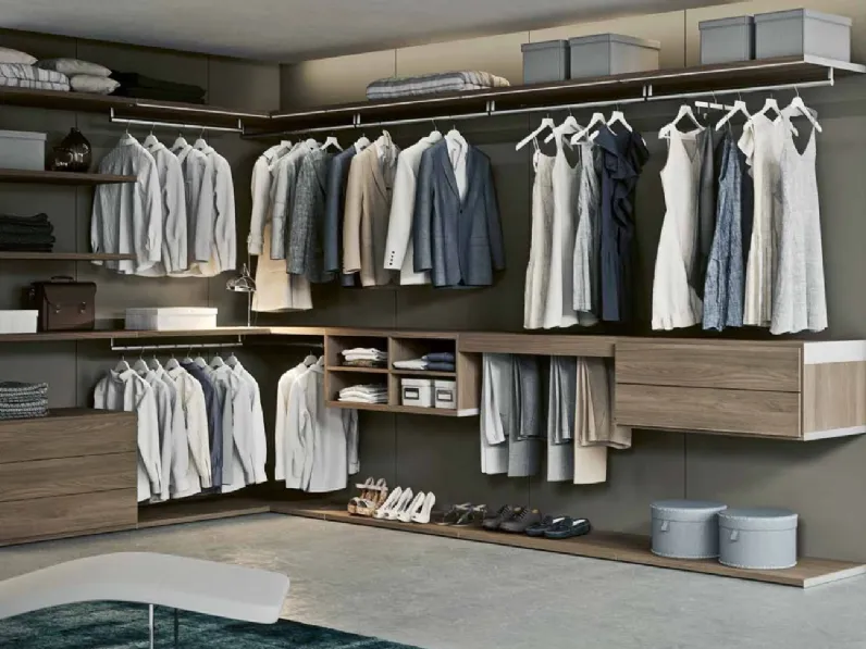 Cabina Armadio System finitura Olmo Cenere con tubi e staffe in finitura piombo di Archimede