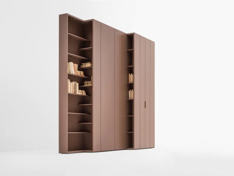 Armadio con ante battenti Freedhome in laccato opaco Cambio di Profondità di Caccaro