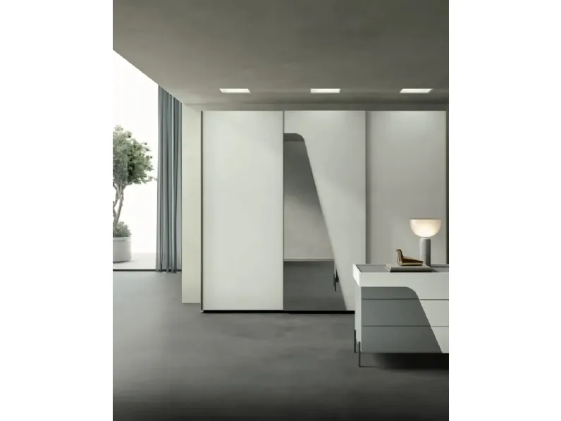 Armadio con anta scorrevole e inserto a specchio Capitol di ArtigianmobiliArmadio con anta scorrevole e inserto a specchio Capitol di Artigianmobili