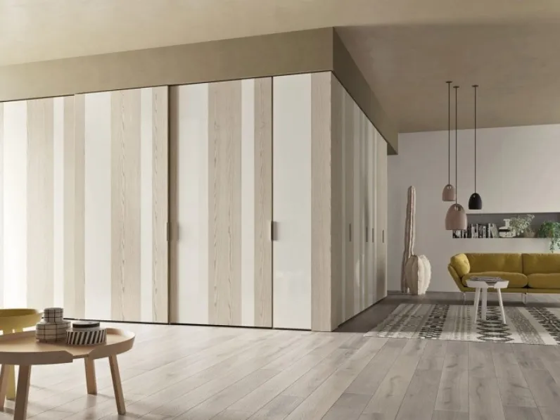 Armadio con ante scorrevoli City in legno di Frassino e pannelli in vetro laccato Bianco di Ballancin