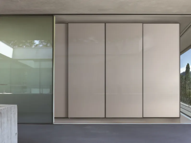 Armadio con ante scorrevoli in vetro laccato Color di Linegianser