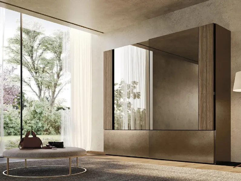 Armadio con ante scorrevoli in laccato ottone e specchio centrale Comp N28 di Mobilgam
