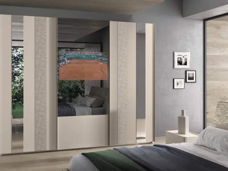 Armadio 12 con ante scorrevoli in laccato opaco, materico decor e specchio con TV di Corso 11