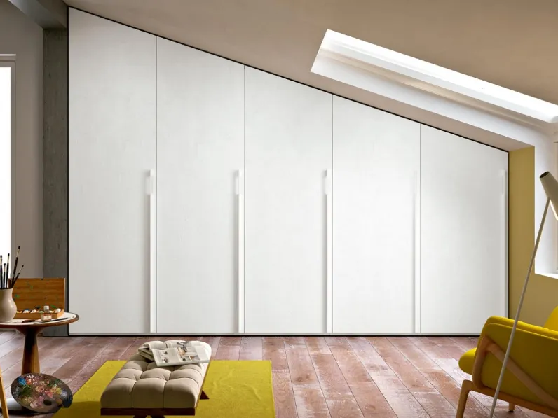 Armadio con ante battenti su misura per mansarde inclinate Composizione 29 di Ferrimobili