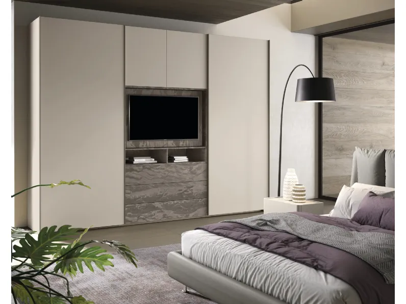 Armadio 33 con ante scorrevoli in laccato opaco e materico decor con pannello porta TV di Corso 11