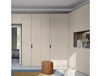 L'armadio Concreta W106 di Colombini Casa è un mobile essenziale dal design pulito e funzionale.