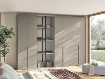 L'armadio Concreta W110 di Colombini Casa unisce design essenziale e funzionalità per ottimizzare og