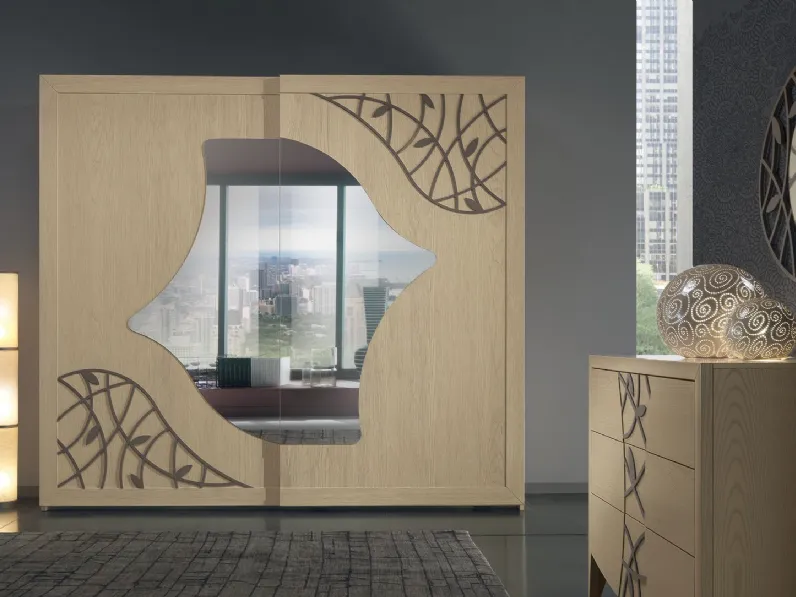 Armadio con ante scorrevoli in legno di frassino con specchio sagomato e traforo Divina di Euromobili