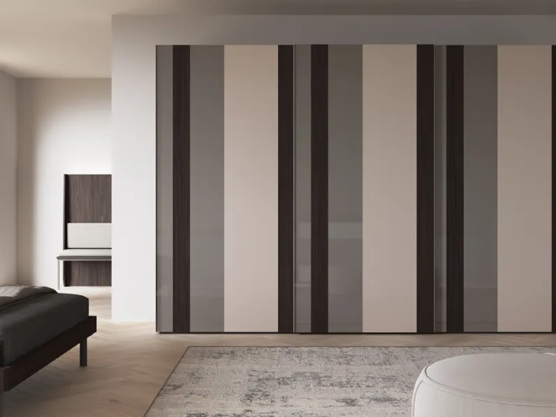 Armadio con ante scorrevoli in finitura cashmere, pietra e vetro Electa di Favero