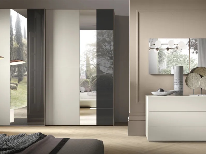 Armadio con ante scorrevoli Ermes laccato di Adriatica