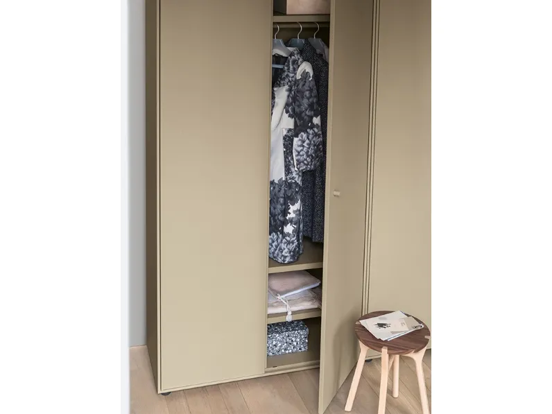 Armadio con ante battenti in legno laccato Essenza Sand di Fantin