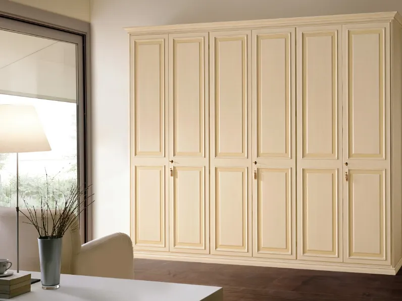 Armadio con anta spezzata Etruria finitura patinato Magnolia con sovracolore Ocra di Ferretti e Ferretti