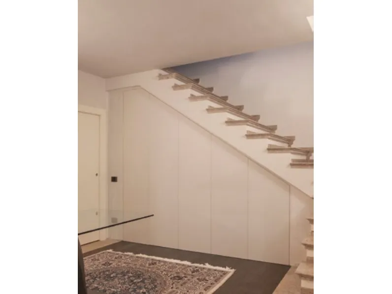 Armadio con ante battenti Fantasmino Combi trapezoidale sagomato per sottoscala con ante in MDF di RasoParete