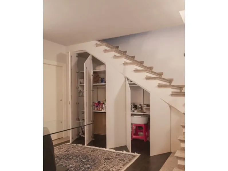 Armadio con ante battenti Fantasmino Combi trapezoidale sagomato per sottoscala con ante in MDF di RasoParete