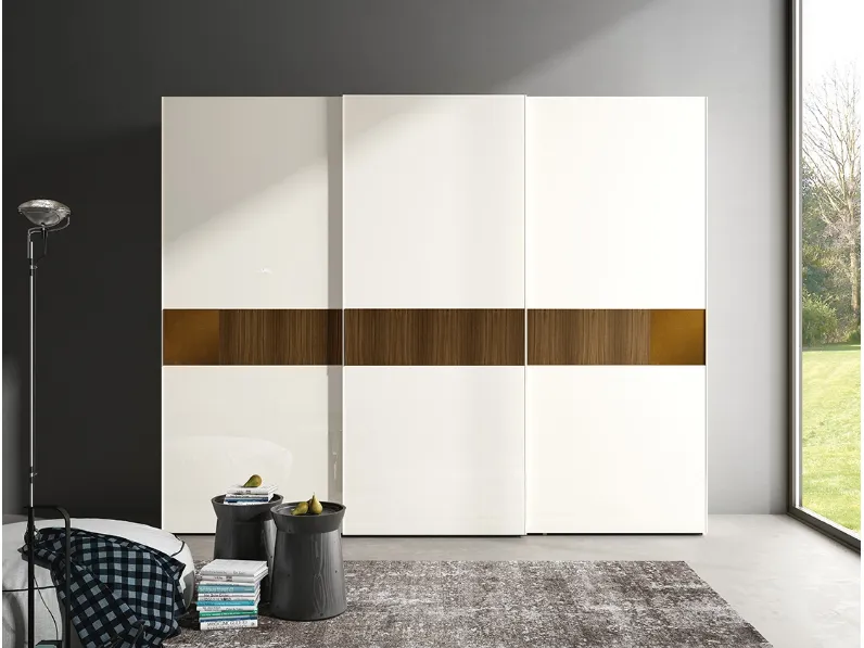 Armadio con ante scorrevoli Queens in vetro laccato Bianco Antico e fascia centrale in Noce Canaletto di Ferretti e Ferretti