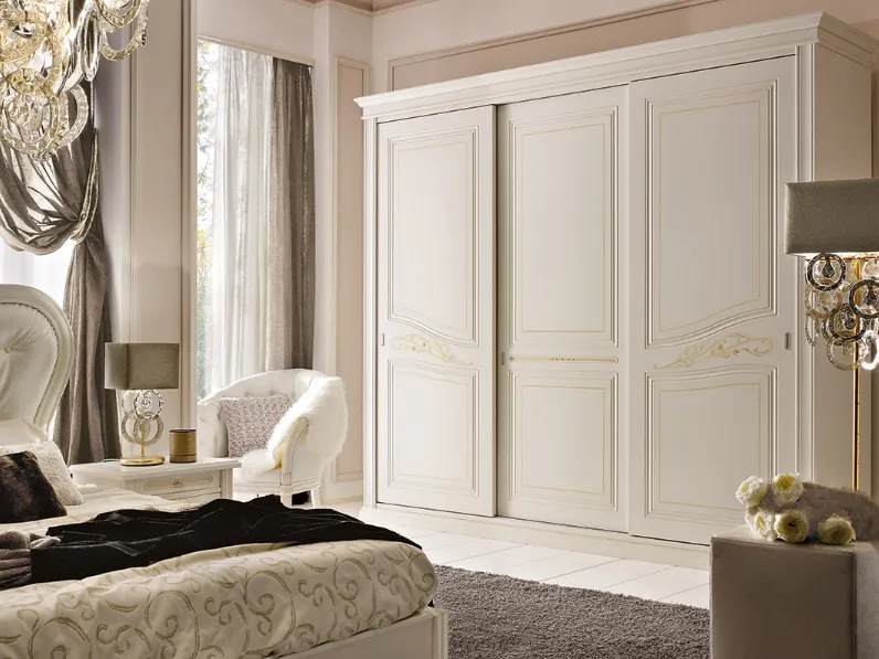 Armadio classico Gemma finitura Bianco Antico Patinato con decoro e filetto Ocra di Ferretti e Ferretti