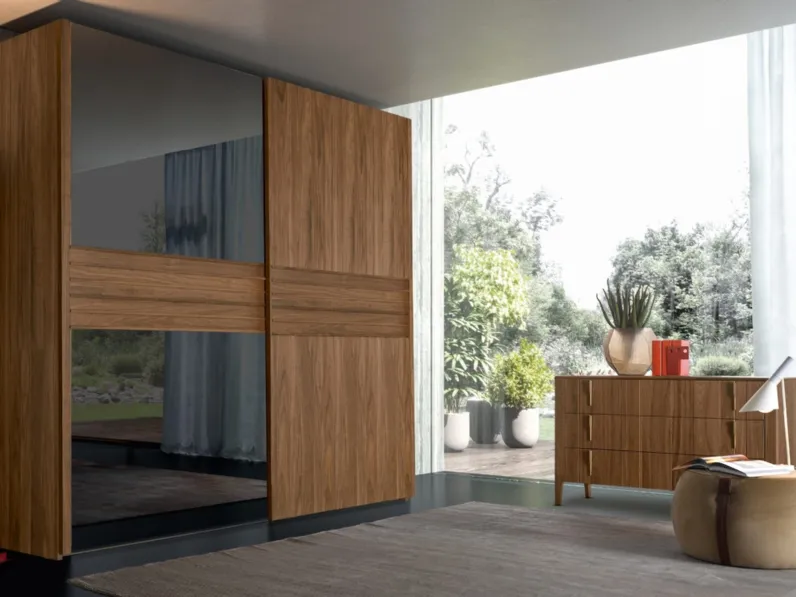 Armadio con ante scorrevoli in legno con inserti a specchio Hola di Modesign
