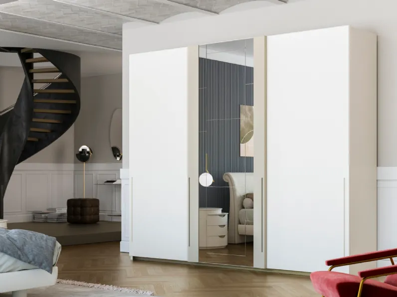 Armadio con tre ante scorrevoli in laccato bianco opaco con specchi a mosaico Jolly più di Fazzini