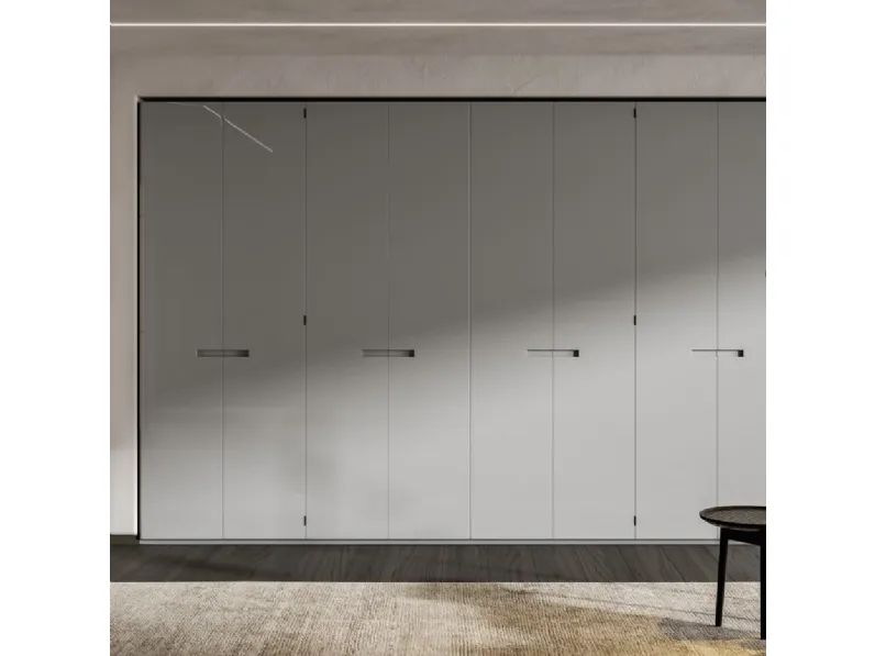 Armadio con ante a pacchetto Sincro in laccato Cenere di Veneran