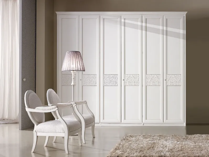 Armadio con ante battenti M203 Traviata finitura Bianco Antico patinato con fascia decorata centrale di Ferretti e Ferretti