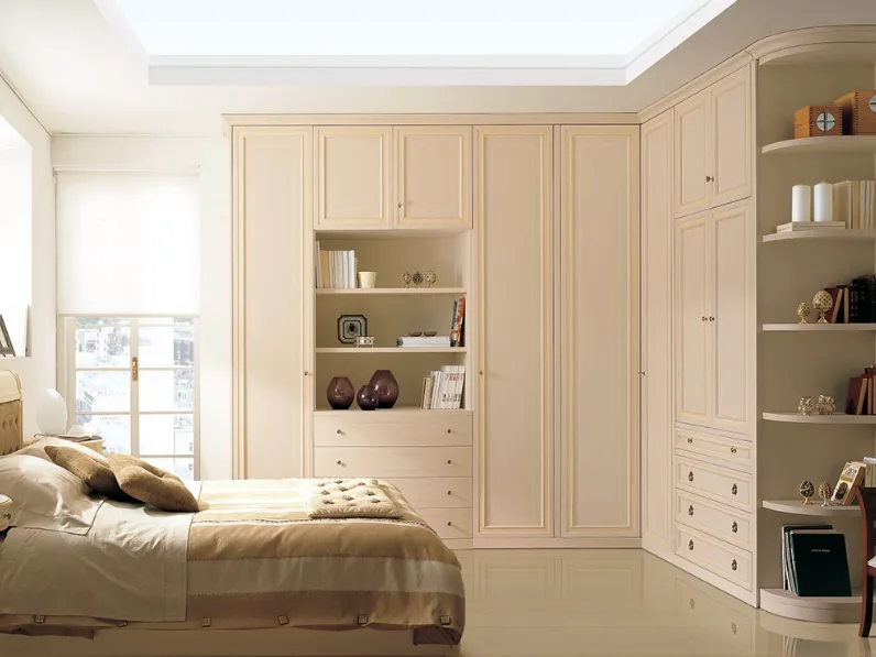 Armadio ad angolo M224 Delta finitura patinato Magnolia sovracolore Ocra di Ferretti e Ferretti