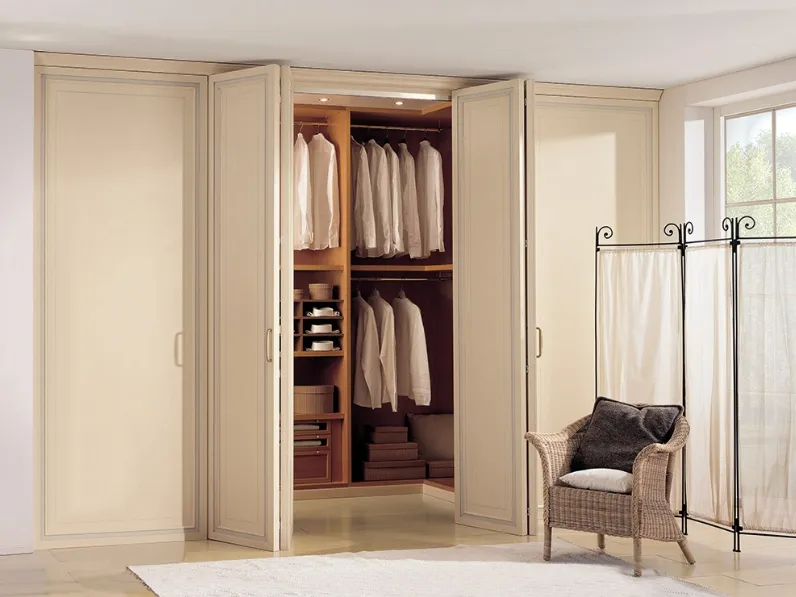 Armadio con ante a soffietto M227 Delta finitura patinato Rosato sovracolore e filetto Carta Zucchero di Ferretti e Ferretti