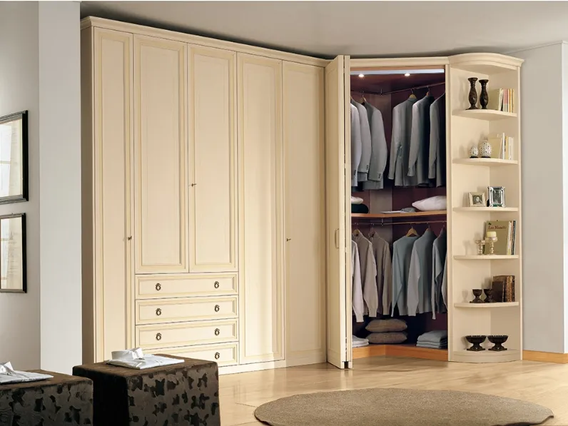 Armadio ad angolo M228 Delta finitura patinato Magnolia sovracolore Ocra di Ferretti e Ferretti