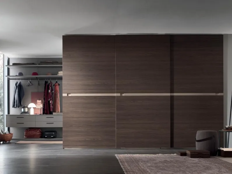 Armadio Tag in Rovere Thea con inserto in laccato nichel opaco di Maronese Acf