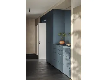 L'armadio One A102 di Colombini Casa unisce design lineare e funzionalità per un ambiente armonioso.