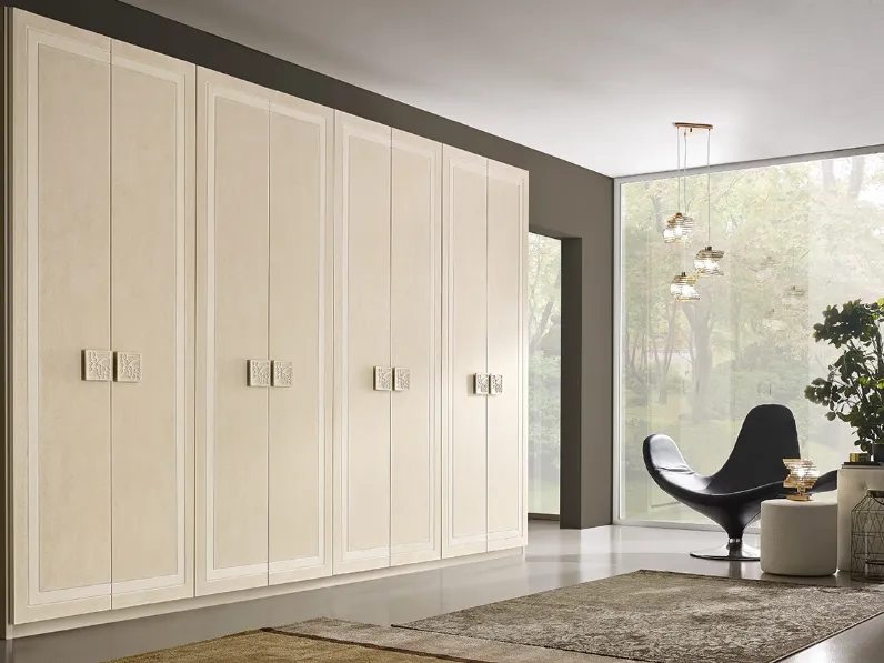 Armadio a muro Open finitura spugnato Avorio con patina Bianca di Ferretti e Ferretti