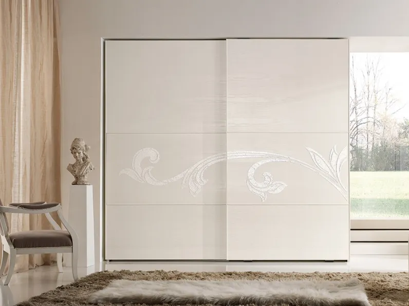 Armadio con ante scorrevoli Pegaso in Frassino laccato Bianco Panna e decoro a stucco Bianco di Ferretti e Ferretti