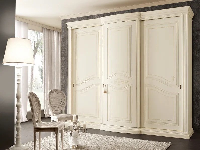 Armadio a muro scorrevole con anta centrale battente curva Perla finitura Bianco Antico patinato con decoro di Ferretti e Ferretti