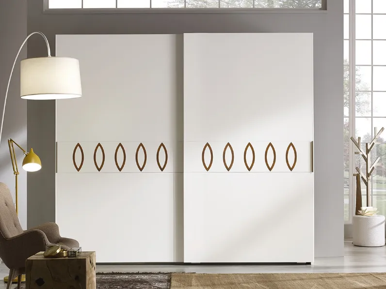 Armadio Piccadilly con anta scorrevole in laccato Bianco opaco e anelli in metallo color Bronzo di Ferretti e Ferretti
