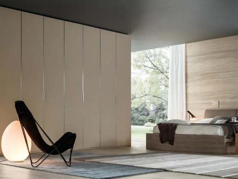 Armadio con ante battenti Pivot laccato opaco di Giellesse
