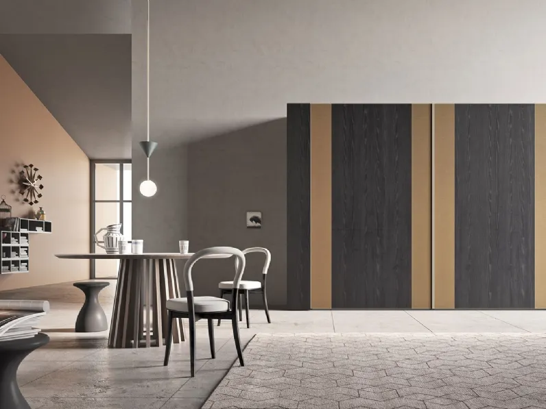 Armadio con ante scorrevoli ad apertura complanare in Frassino tinto Carbone con inserti in ecopelle Rail di Ballancin