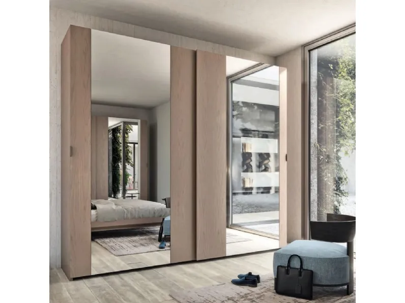 Armadio con ante scorrevoli Rails in frassino con specchio di Betamobili