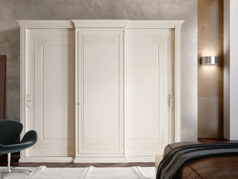 Armadio a muro con 2 ante scorrevoli e anta centrale battente Rubino finitura Bianco Antico patinato e decori Ocra di Ferretti e Ferretti