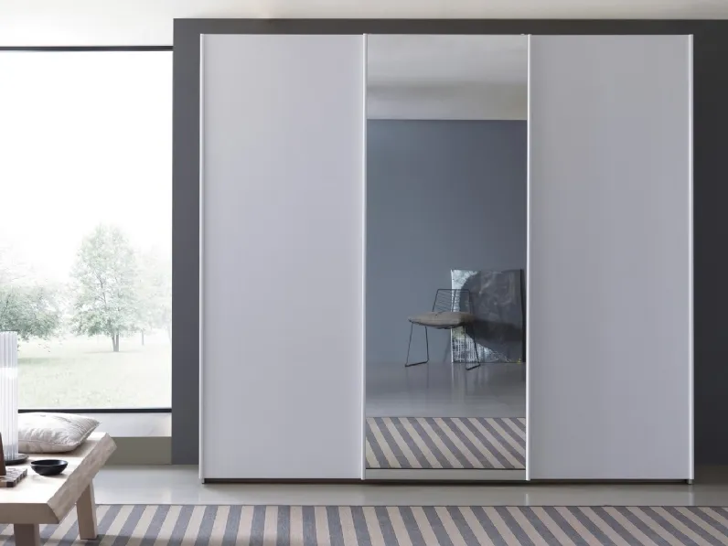 Armadio 02 con ante scorrevoli laterali finitura Frassino Bianco e anta centrale a specchio di Felver